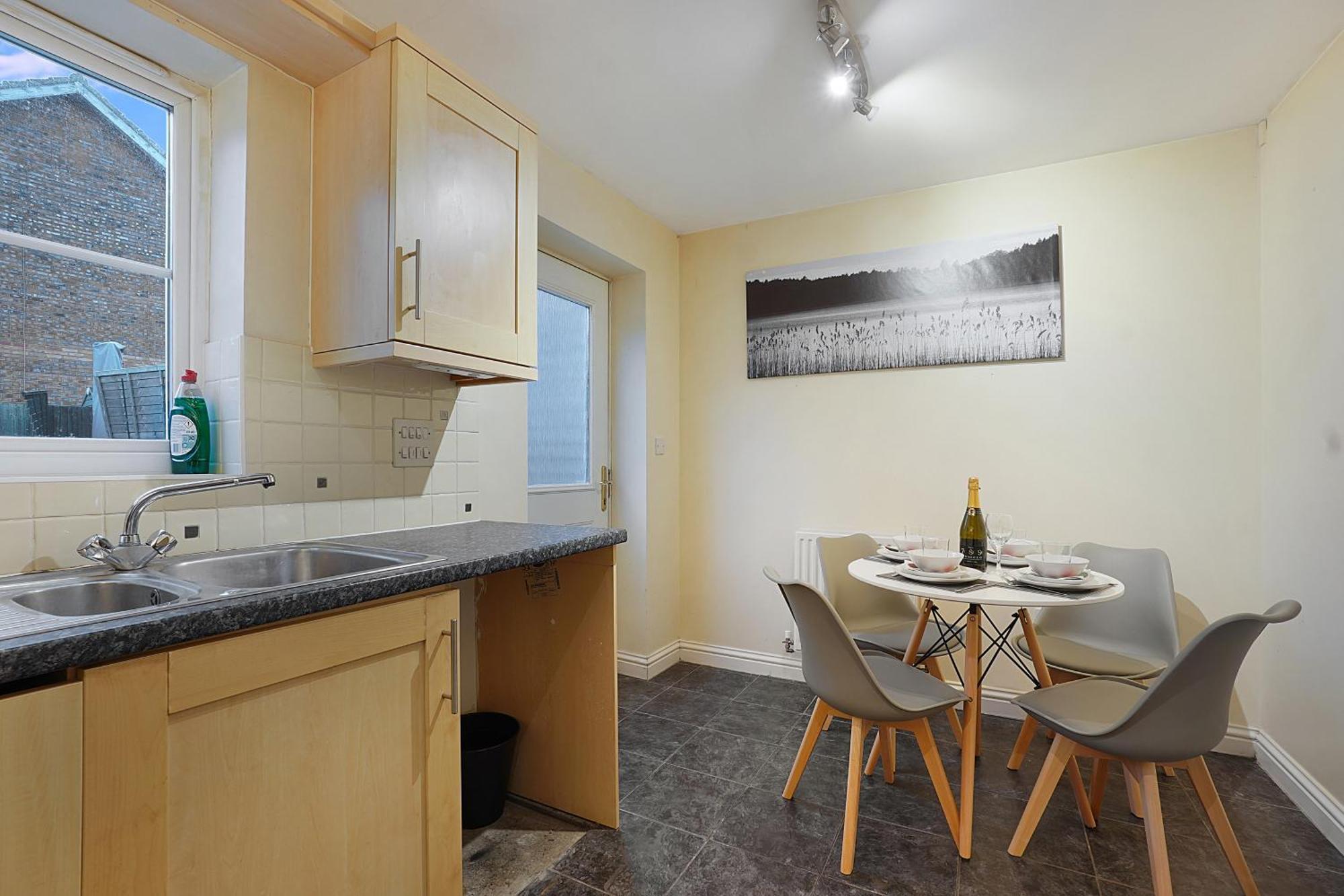 Comfortable Stylish Townhouse In Ashford Sleeps 5 Netflix 2 Parking Spaces Perfect For Contractors And Families מראה חיצוני תמונה