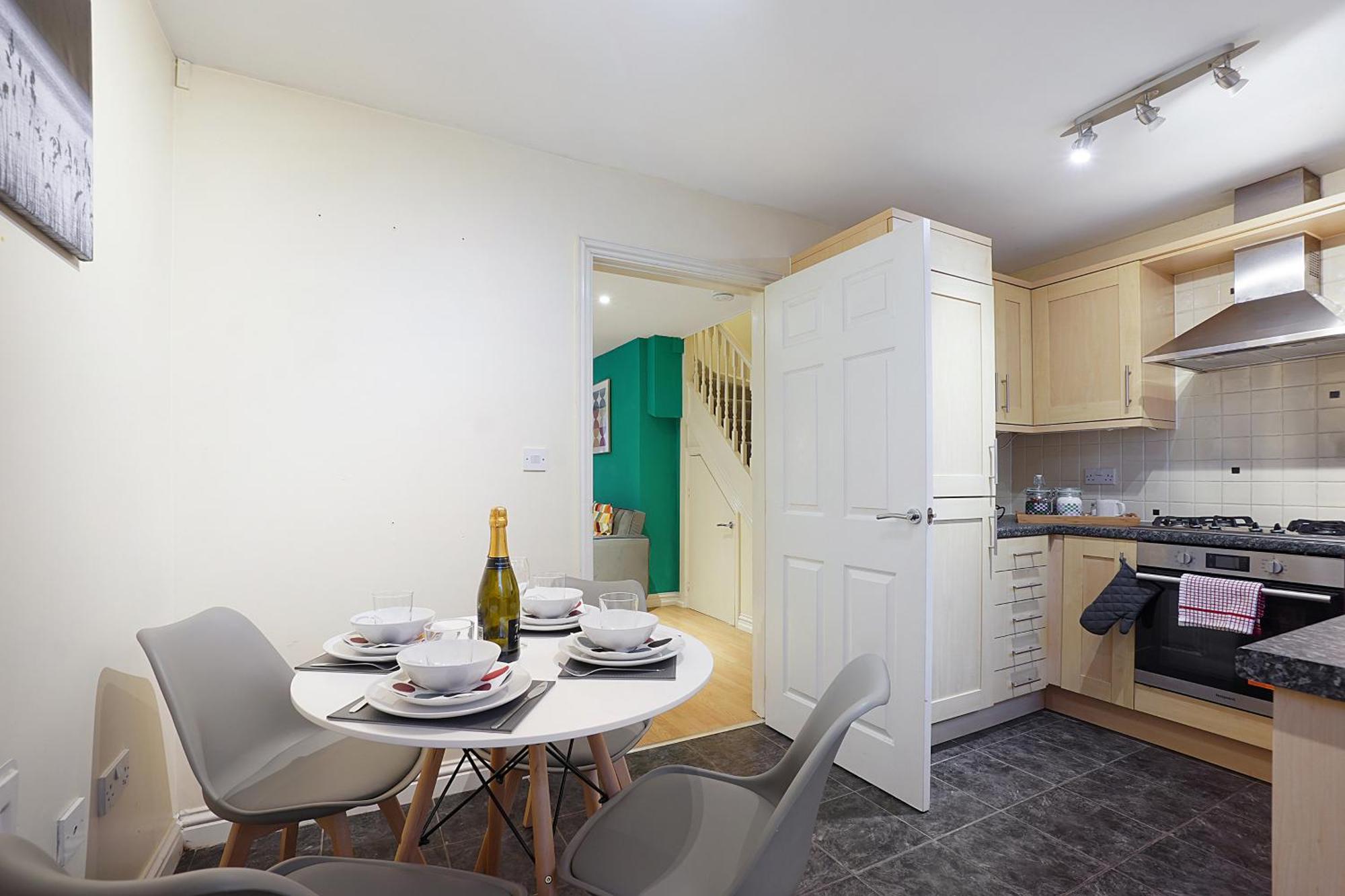 Comfortable Stylish Townhouse In Ashford Sleeps 5 Netflix 2 Parking Spaces Perfect For Contractors And Families מראה חיצוני תמונה